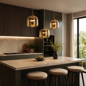 Pendellampe i retrostil med tonet glass og gullfarget metall