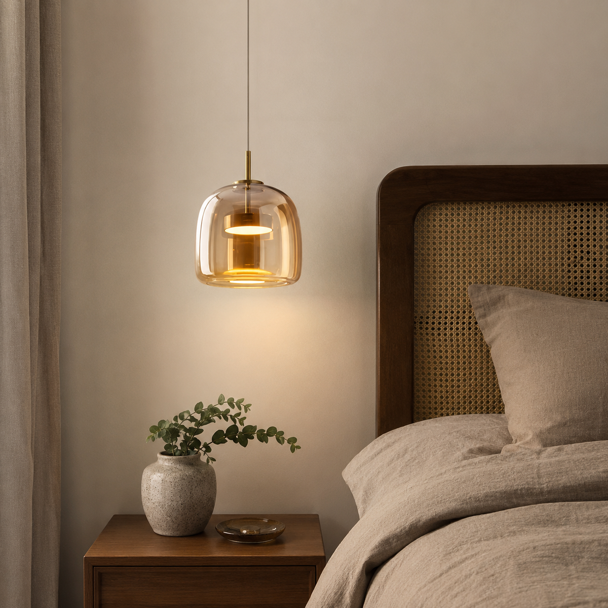 Pendellampe i retrostil med tonet glass og gullfarget metall