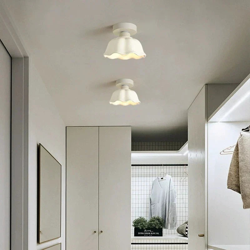 Taklampe i keramikk og glass - halvinnfelt plafond med varmt lys