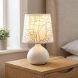 Nattbordslampe med hvit kulefot og skjerm med linjemønster, Hvit og svart