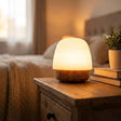 Nattbordslampe med hvit kuppel og fot i brun treoptikk, Hvit og brun