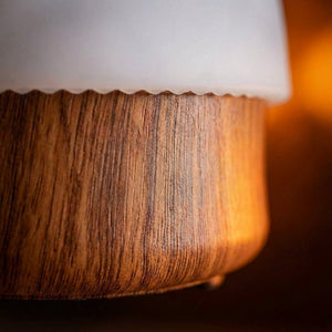 Nattbordslampe med hvit kuppel og fot i brun treoptikk, Hvit og brun