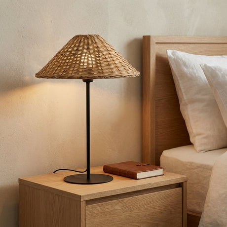 Oppladbar bordlampe med flettet kjegleskjerm og sort fot, Natur og svart