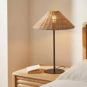 Oppladbar bordlampe med flettet kjegleskjerm og sort fot, Natur og svart
