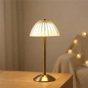 Oppladbar bordlampe med plissert skjerm og gullfot, Gull og hvit