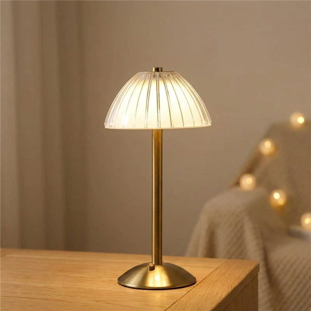Oppladbar bordlampe med plissert skjerm og gullfot, Gull og hvit