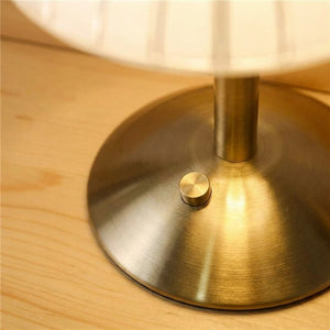 Oppladbar bordlampe med plissert skjerm og gullfot, Gull og hvit