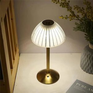 Oppladbar bordlampe med plissert skjerm og gullfot, Gull og hvit