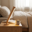 Oppladbar lampe i tre med vippbar lysstav og messingkule, Natur og messing