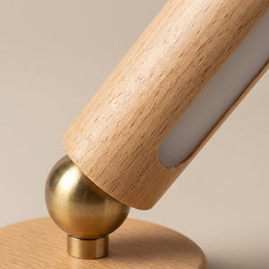 Oppladbar lampe i tre med vippbar lysstav og messingkule, Natur og messing