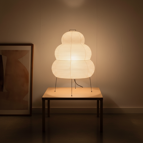 Papirlampe som bordlampe i mullbærpapir på tynne metallben, Hvit