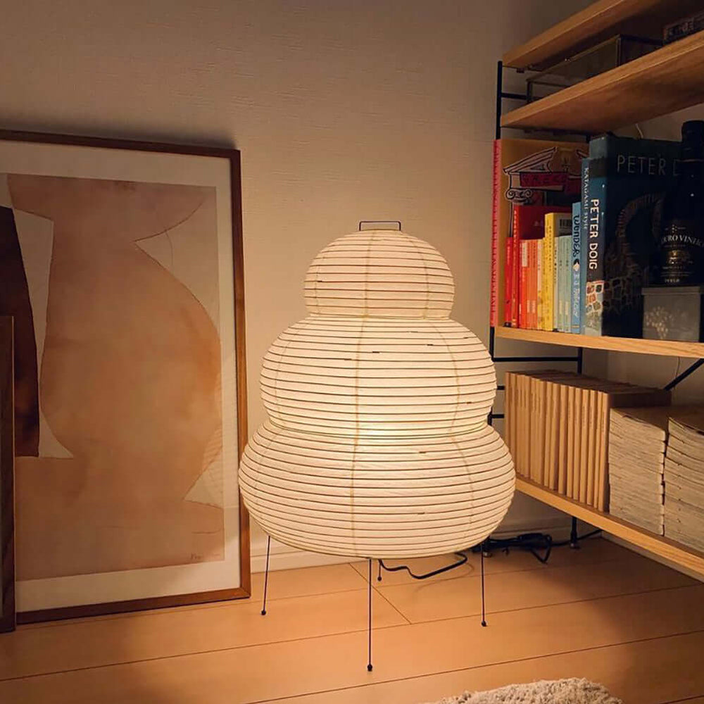Papirlampe som bordlampe i mullbærpapir på tynne metallben, Hvit