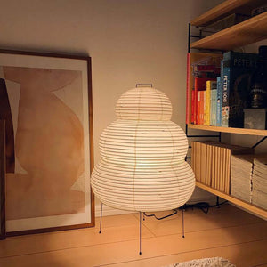 Papirlampe som bordlampe i mullbærpapir på tynne metallben, Hvit