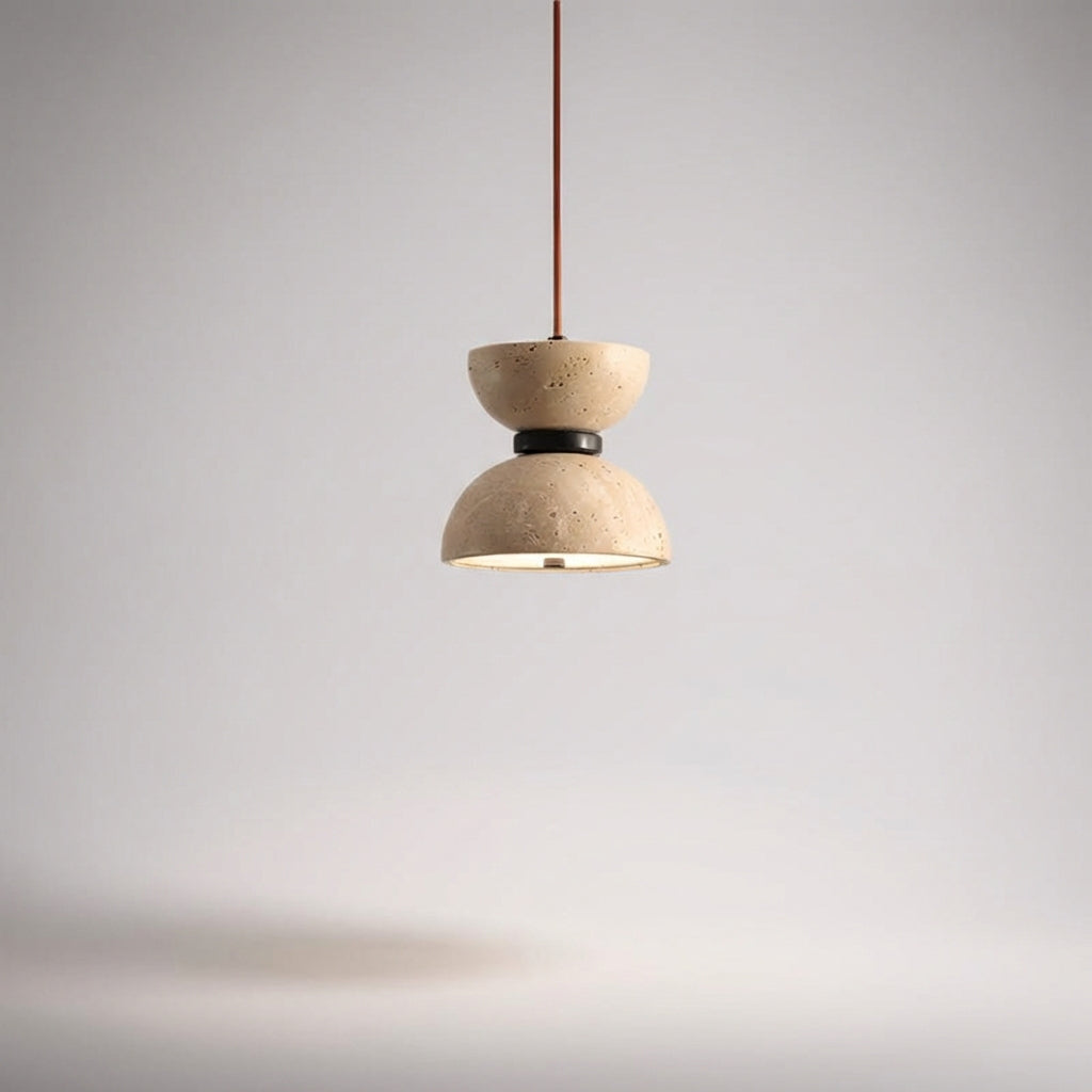 Pendellampe i travertin med timeglassform og mørk ring, Sandbeige