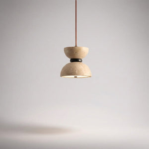 Pendellampe i travertin med timeglassform og mørk ring, Sandbeige