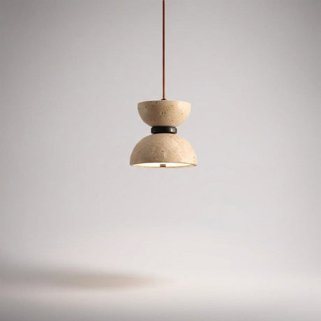 Pendellampe i travertin med timeglassform og mørk ring, Sandbeige