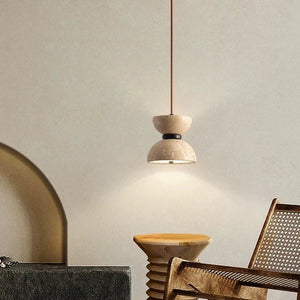 Pendellampe i travertin med timeglassform og mørk ring, Sandbeige