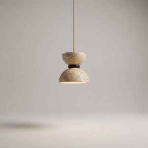 Pendellampe i travertin med timeglassform og mørk ring, Sandbeige