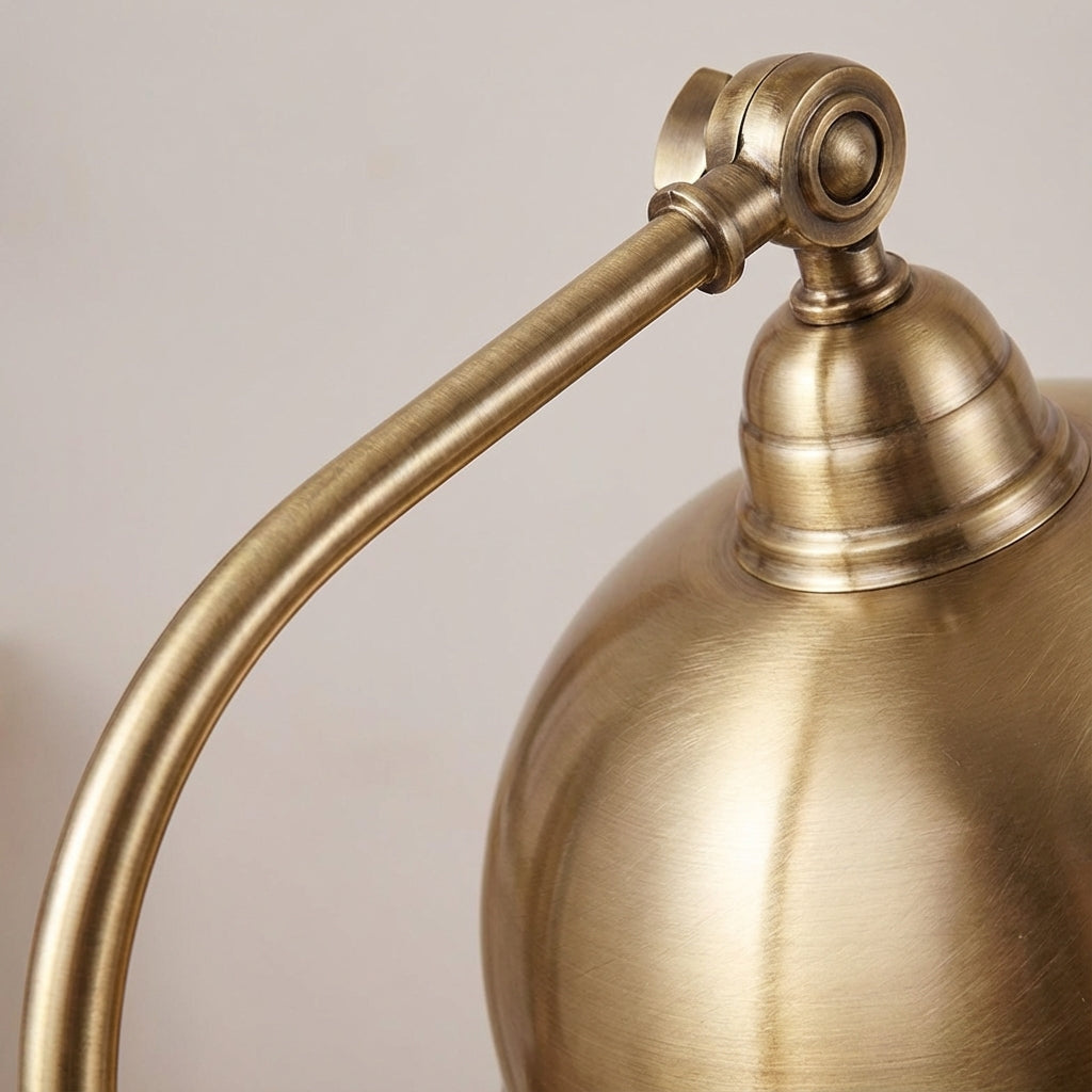 Retro bordlampe i gullfarget metall med buet arm og kuppel, Gull