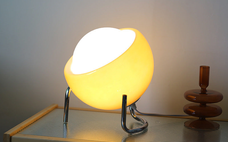 Retro bordlampe med oransje glasskule på bøyd krombein, Oransje og krom
