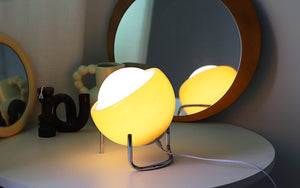 Retro bordlampe med oransje glasskule på bøyd krombein, Oransje og krom