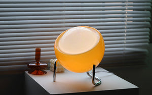 Retro bordlampe med oransje glasskule på bøyd krombein, Oransje og krom
