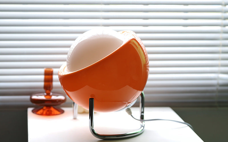 Retro bordlampe med oransje glasskule på bøyd krombein, Oransje og krom