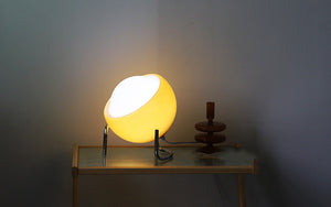 Retro bordlampe med oransje glasskule på bøyd krombein, Oransje og krom
