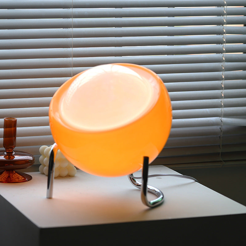 Retro bordlampe med oransje glasskule på bøyd krombein, Oransje og krom