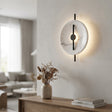 Rund vegglampe i marmoroptikk med sort, loddrett stang, Hvit marmoroptikk og svart