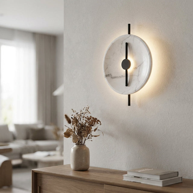 Rund vegglampe i marmoroptikk med sort, loddrett stang, Hvit marmoroptikk og svart