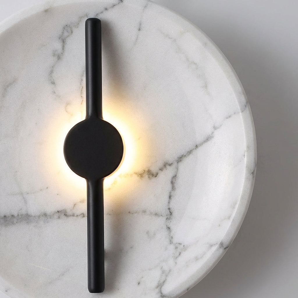 Rund vegglampe i marmoroptikk med sort, loddrett stang, Hvit marmoroptikk og svart