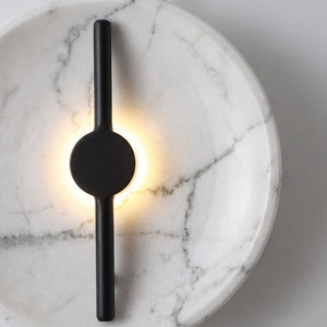 Rund vegglampe i marmoroptikk med sort, loddrett stang, Hvit marmoroptikk og svart