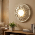 Rund vegglampe med ornamentert ramme og opalglass, Kremhvit