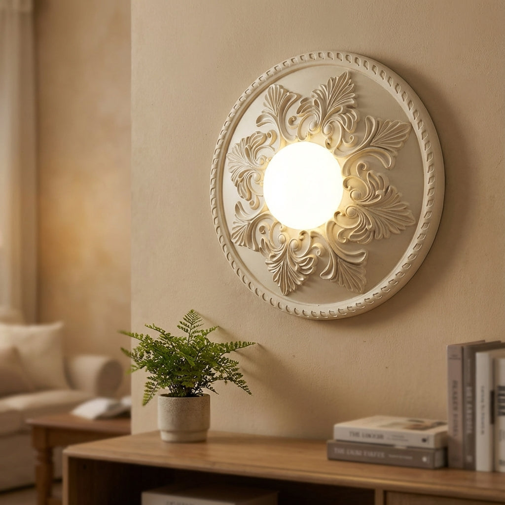 Rund vegglampe med ornamentert ramme og opalglass, Kremhvit