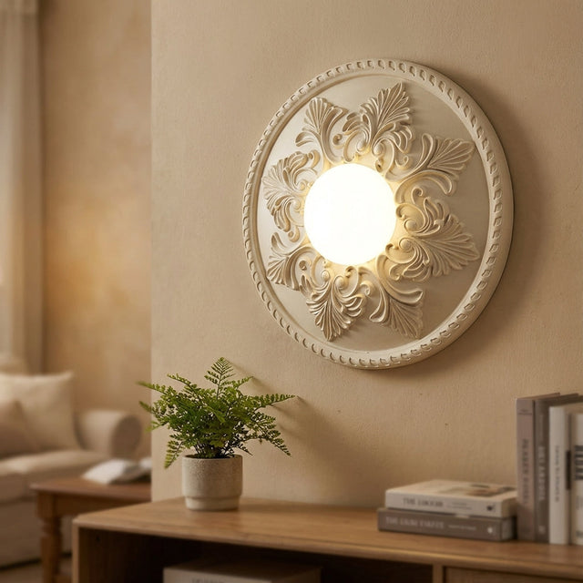 Rund vegglampe med ornamentert ramme og opalglass, Kremhvit