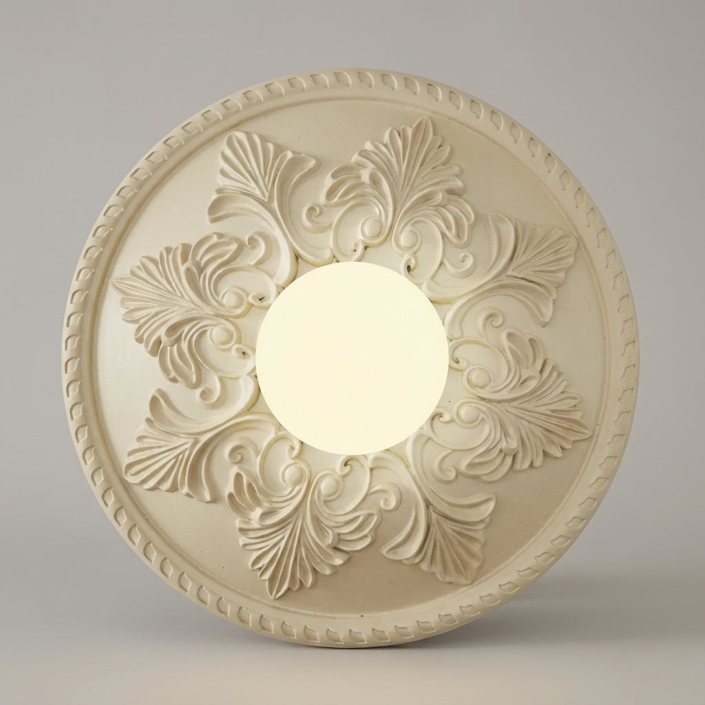 Rund vegglampe med ornamentert ramme og opalglass, Kremhvit