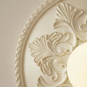 Rund vegglampe med ornamentert ramme og opalglass, Kremhvit