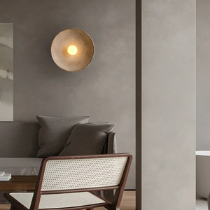 Rund vegglampe med rillet skive i wabi sabi-stil, Sand