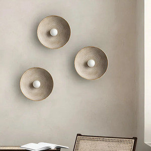 Rund vegglampe med rillet skive i wabi sabi-stil, Sand