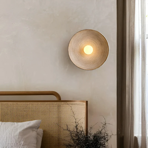 Rund vegglampe med rillet skive i wabi sabi-stil, Sand