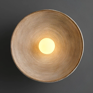 Rund vegglampe med rillet skive i wabi sabi-stil, Sand