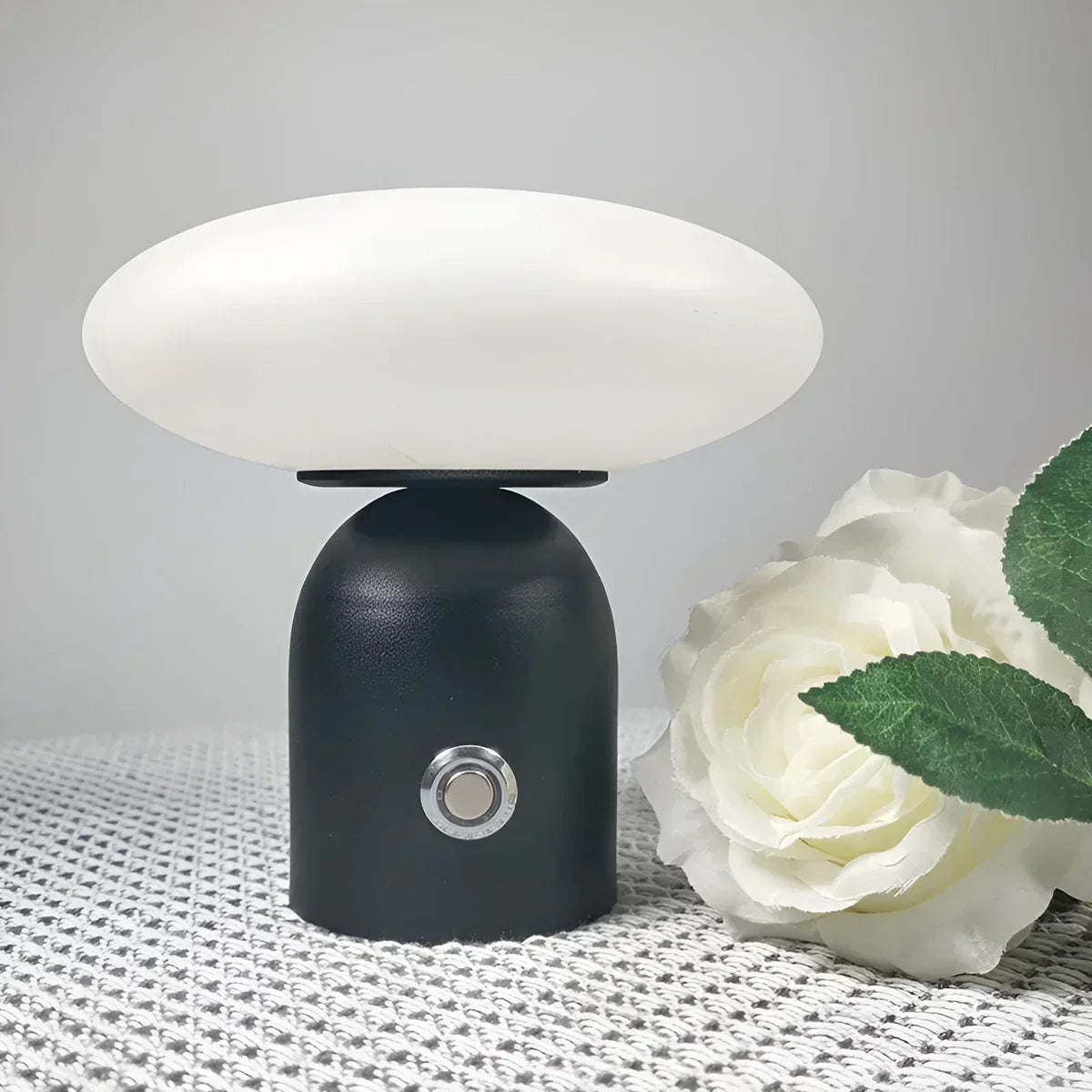 Sopplampe i svart med flat, hvit skjerm og batteri, Svart og hvit