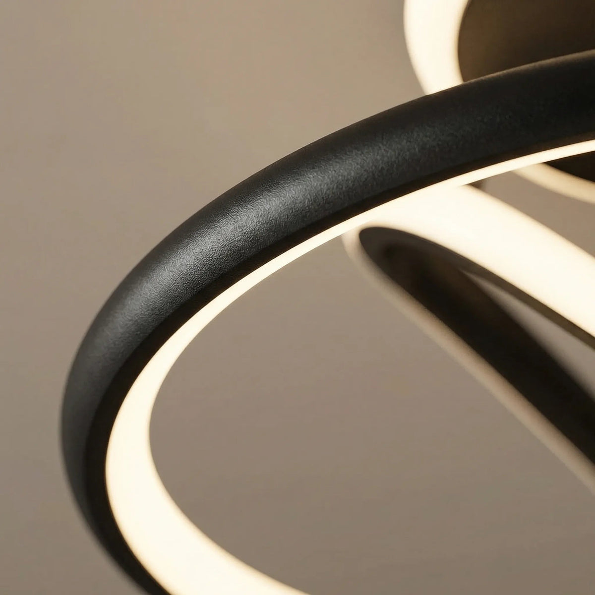 Taklampe med svart, buet lysring i moderne design, Svart