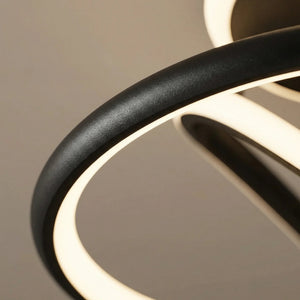 Taklampe med svart, buet lysring i moderne design, Svart