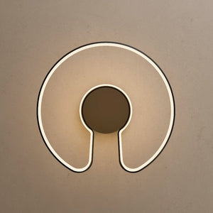 Taklampe med svart, buet lysring i moderne design, Svart