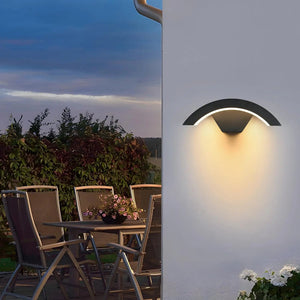 Utendørs vegglampe med buet skjerm og myk lysbue, Svart