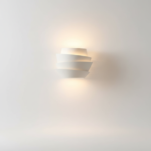 Vegglampe i hvitt med lagdelte, buede skjermer, Hvit