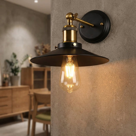 Vegglampe i industristil med sort skjerm og messingledd, Svart og messing