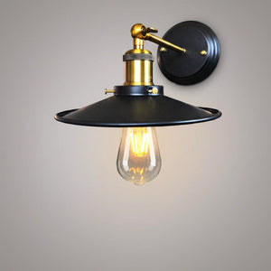 Vegglampe i industristil med sort skjerm og messingledd, Svart og messing